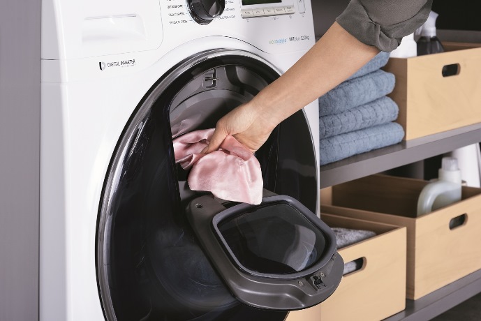 امکان اضافه نمودن لباس در حین شستشو در ماشین لباسشویی