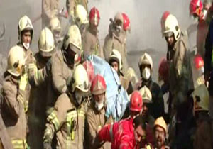 فیلم/ لحظه خروج پیکر دیگر آتش‌نشان شهید از زیر آوارهای پلاسکو 