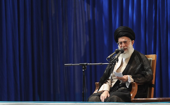 رهبر انقلاب در واکنش به برخی شعارها در مرقد امام (ره): اتحاد دولت و ملت را به هم نزنید