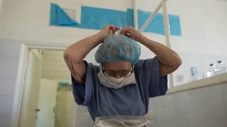 مسن‌ترین پزشک جراح جهان! (+تصاویر)