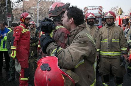 تصاویر/ آتش‌نشانان در اشک و بُهت فاجعه پلاسکو