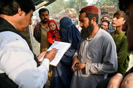 کنترل مهاجران بازگشته از پاکستان با سیم‌کارت‌های توزیع شده توسط طالبان