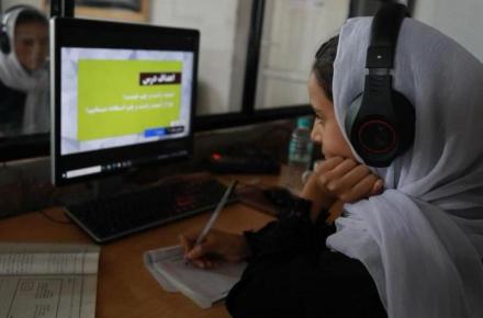 آموزش آنلاین؛ تنها گزینه ادامه تحصیل دختران در افغانستان با اینترنت اندک