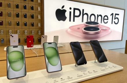دو کلاهبردار ۵۰۰۰ آیفون تقلبی را به امید تعویض با گوشی واقعی به اپل فرستادند