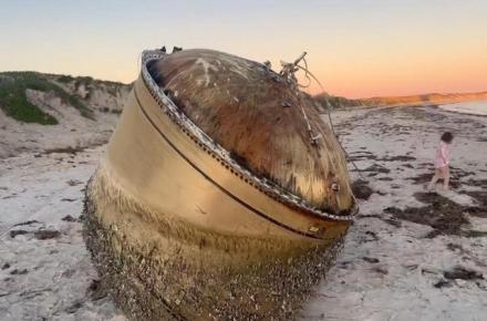 جنجال پیدا شدن استوانه مرموز طلایی در ساحل استرالیا