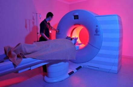 از این زن بپرسید، چرا نباید با فلز داخل دستگاه MRI رفت