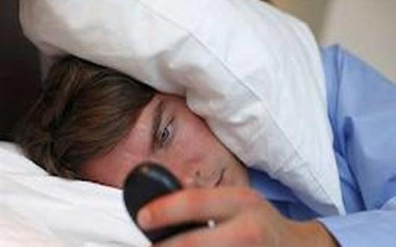 خوابیدن کنار تلفن همراه باعث اختلال در خواب می‌شود