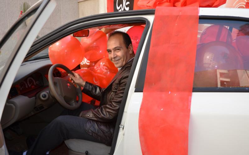 اهدای خودروی سمند به برنده خوش شانس جشنواره آفتاب تالیا +تصاویر