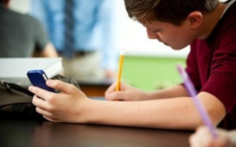ممنوعیت ورود موبایل به مدارس تا کی ادامه خواهد داشت؟ 