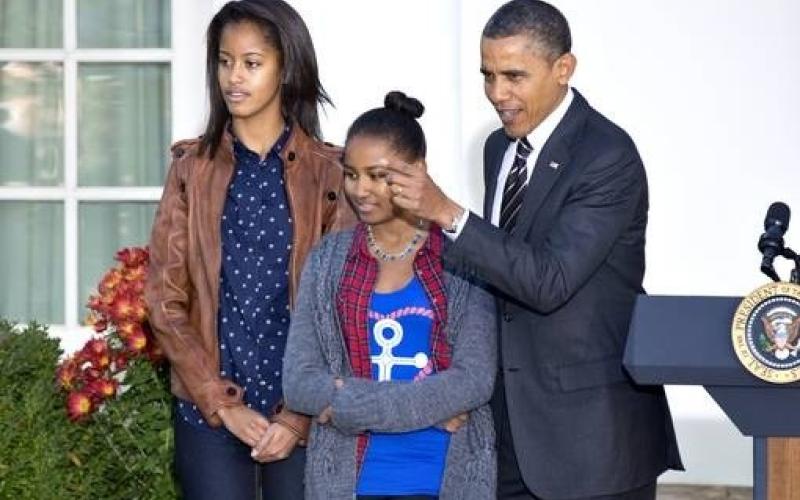 اوباما با تهدید دخترانش: تصویر خالکوبی خانوادگی را در یوتیوب به نمایش می‎گذارم!