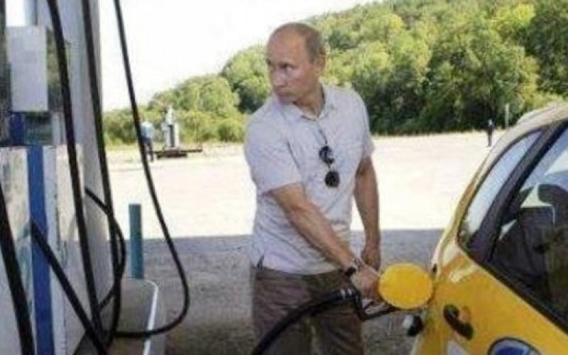 تصویر "پوتین" در پمپ بنزین بدون همراهی محافظان+ واکنش‎ها در شبکه‎های اجتماعی