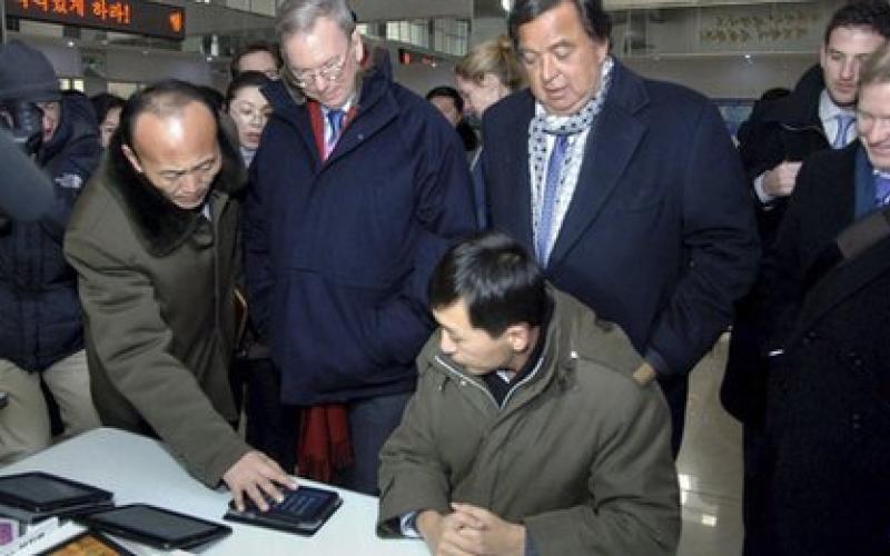 رئیس گوگل از کره شمالی خواست به شهروندانش اجازه‎ی استفاده از اینترنت را بدهد