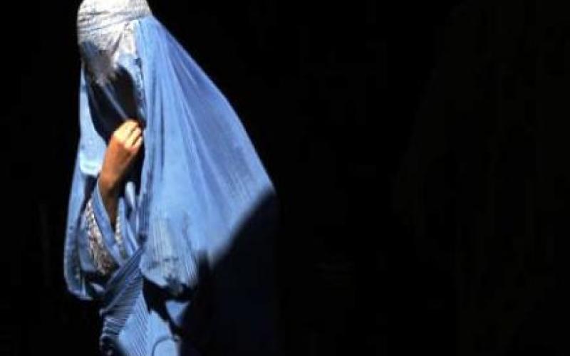 جنجال رسانه‌ای به دنبال عقد همزمان یک زن برای دو شوهر در افغانستان + تصویر