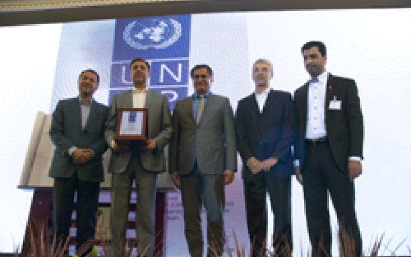  لوح تقدیر نماینده سازمان ملل در امور محیط زیست UNDP به مدیرعامل بانک پارسیان اهدا شد