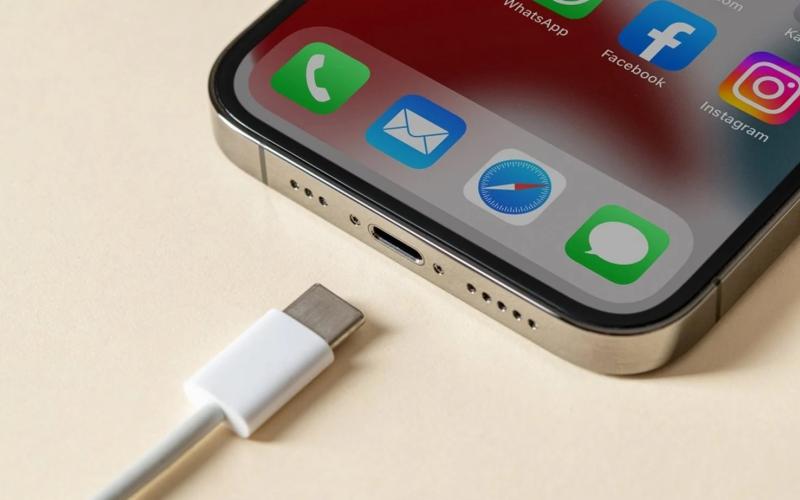 هشدار اتحادیه اروپا به اپل پیرامون محدودسازی عملکرد کابل‌های USB-C