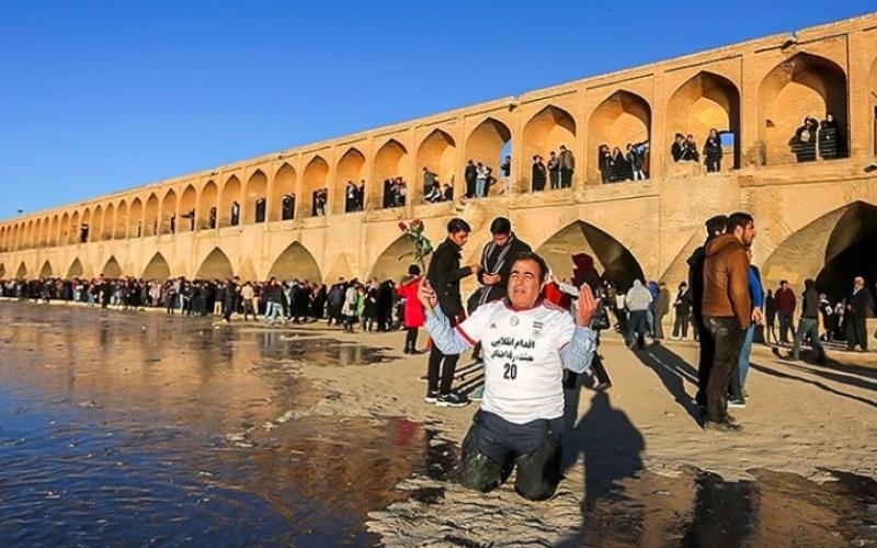 فیلمی از جاری شدن آب زاینده رود در شهر اصفهان