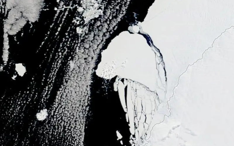 انتشار تصاویر ماهواره‌ای از حرکت بزرگترین کوه یخ جهان