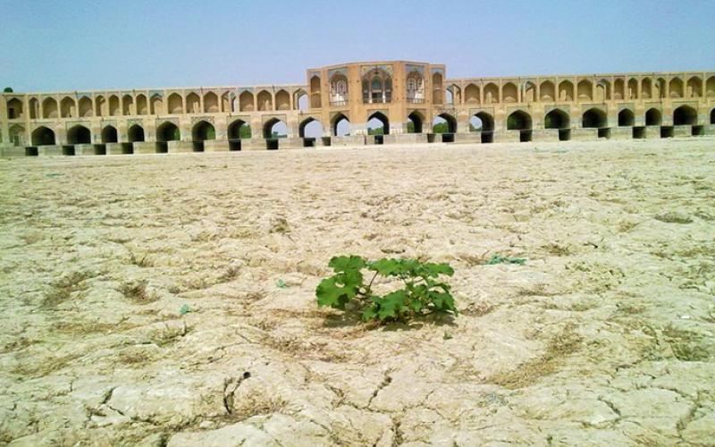 زاینده رود و چشمه علی خشک شدند