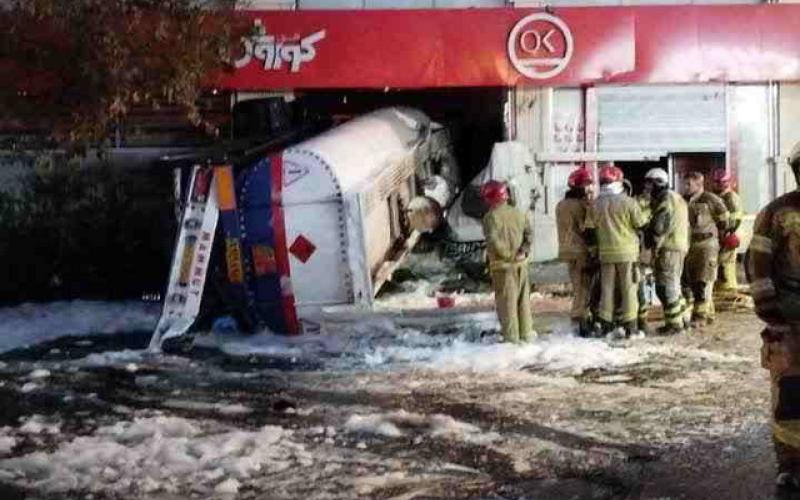 تانکر سوخت در تهران بعد از واژگونی وارد فروشگاه شد
