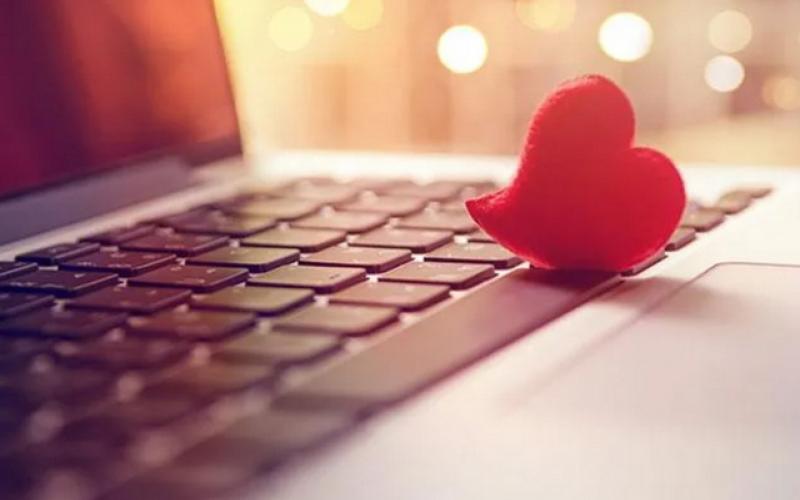 سه نکته درباره گیر افتادن در مدار آنلاین یک عشق سابق
