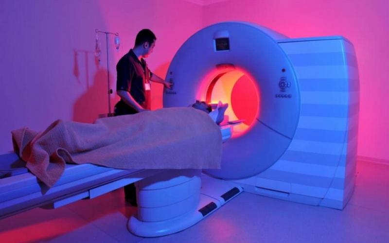 از این زن بپرسید، چرا نباید با فلز داخل دستگاه MRI رفت